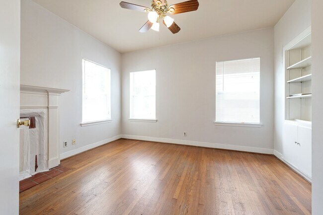 Building Photo - 910 E 38th St