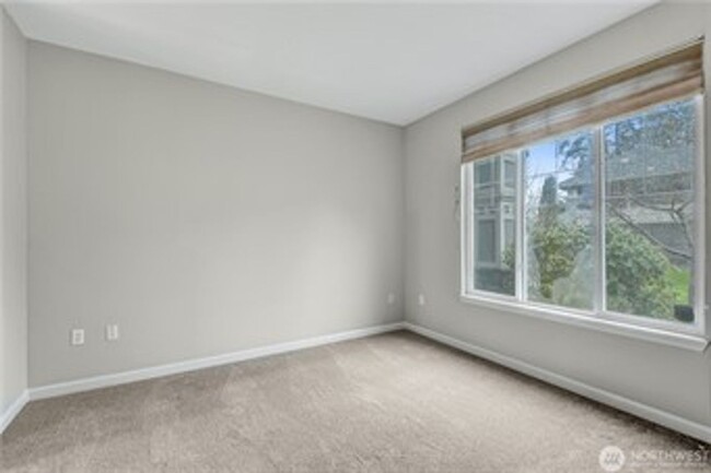 Building Photo - 3Bd/2.5Ba Kirkland Townhouse