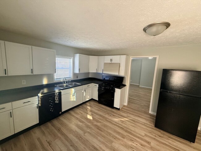 Building Photo - 2 Bedroom Apt - Utilities Paid