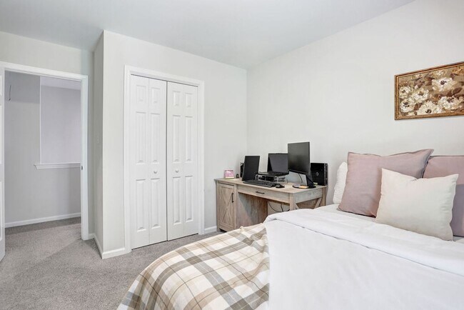 Building Photo - 3 bedroom 2.5 bath with bonus room in Lega...
