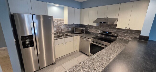 Building Photo - Here is your 3bed/3bath home on the water!