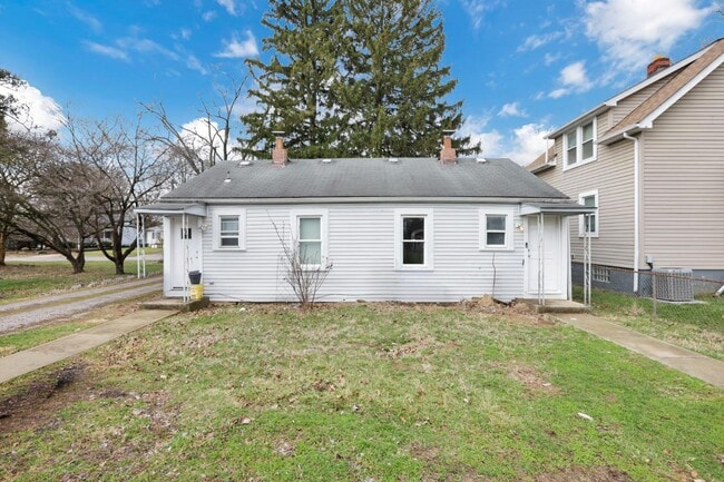 Building Photo - 590-592-592 Robinwood Ave