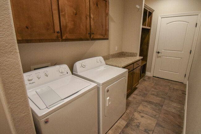 Building Photo - STUNNING 4 Bedroom, 2.5 Bathroom, 2 Car Garage In Fayetteville, AR