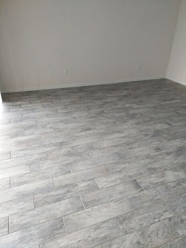 Building Photo - Beautiful 3BR/2.5BA Townhome with Water Vi...