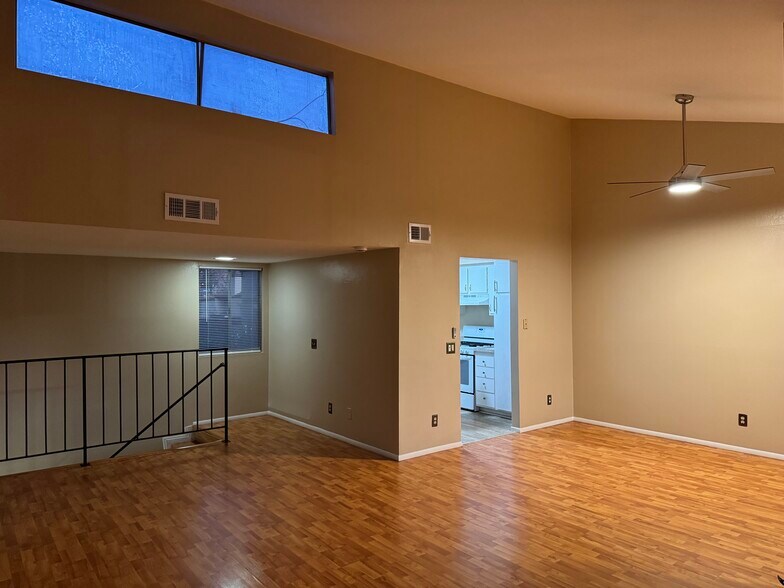 Building Photo - 9381 Shadowood Dr