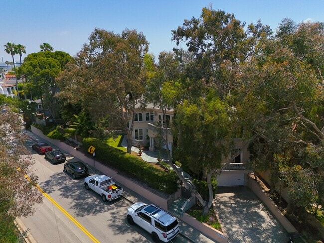 Building Photo - 3210 N Ardmore Ave