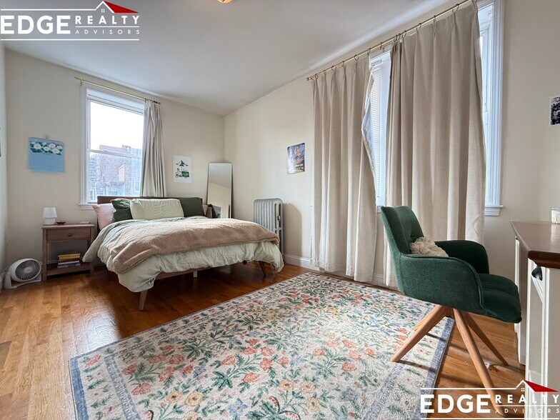 Building Photo - 72 Egmont St