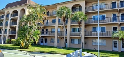 Building Photo - 2525 W Bay Dr