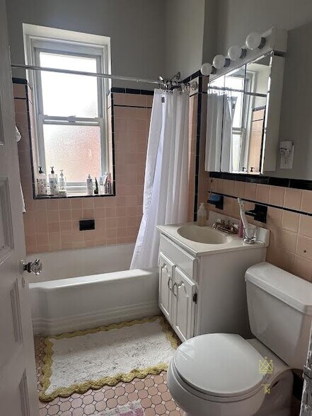 Building Photo - 1569 Beacon St