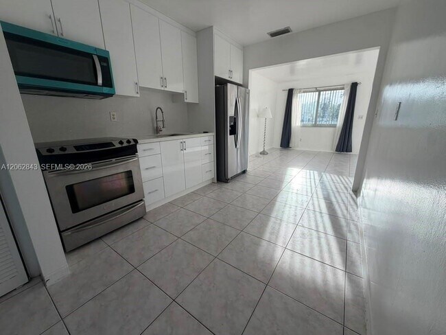 Building Photo - 415 SW 16th Ct
