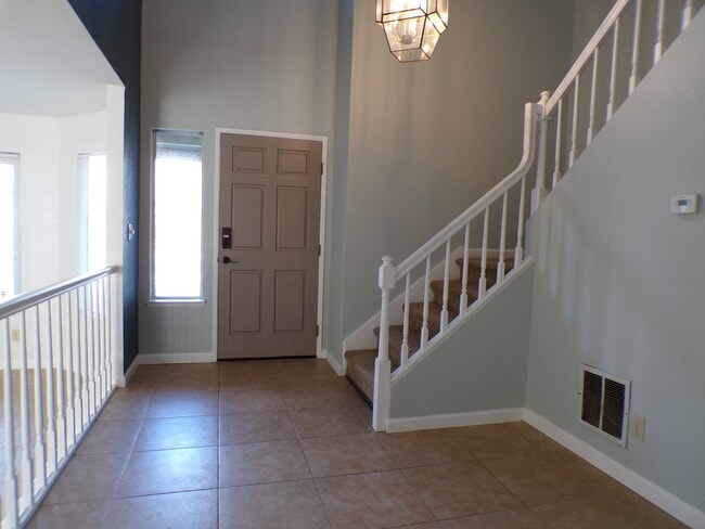 Building Photo - North Modesto Near Mall & Freeway