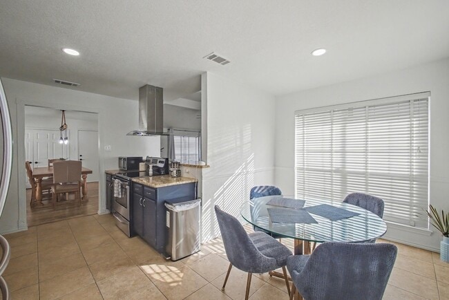 Building Photo - 913 Sandhurst Dr