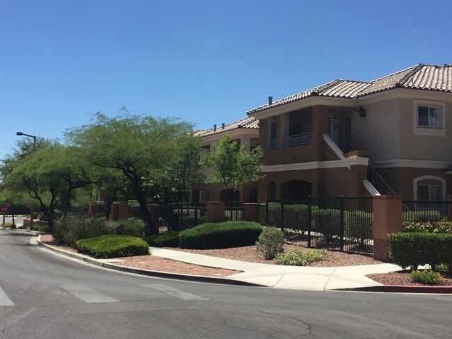 Building Photo - Perfect 2 bed/2 bath condo in Summerlin!