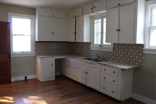 Building Photo - 526 E 11th St