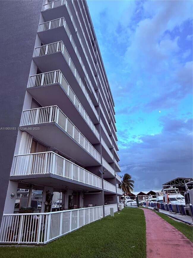 Building Photo - 1800 NW 24th Ave