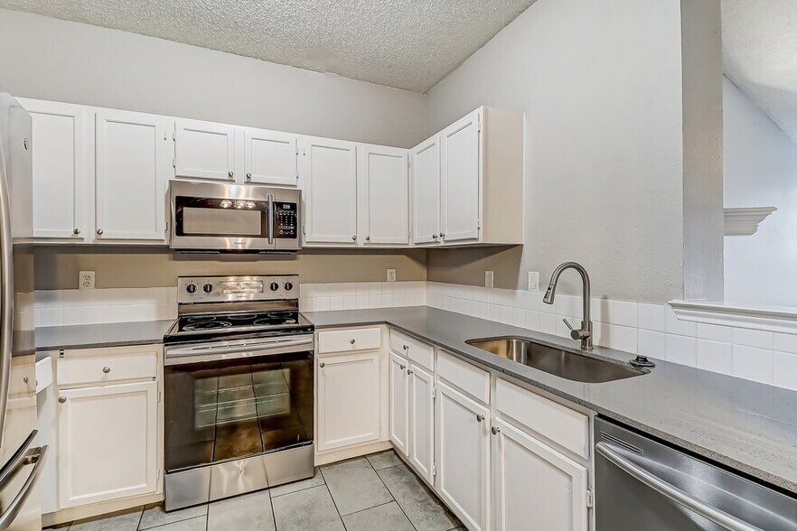Building Photo - 1162 Hemlock Dr