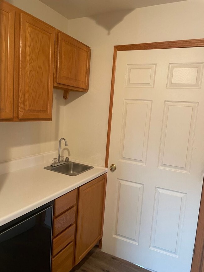 Building Photo - Large Three Bedroom on the North Side of D...