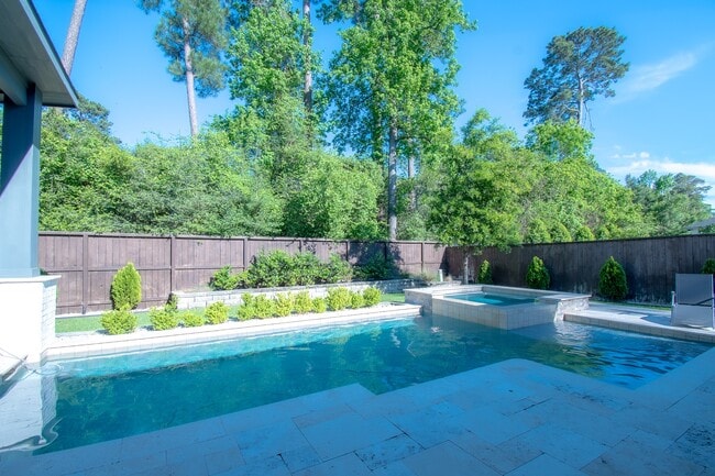 Building Photo - 16 Mariposa Wds Dr