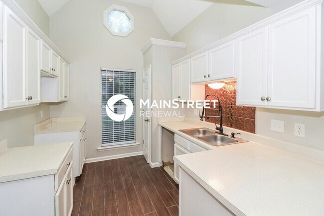 Building Photo - 4 Bedroom Pet-Friendly Home in cordova, TN with Main Street Renewal