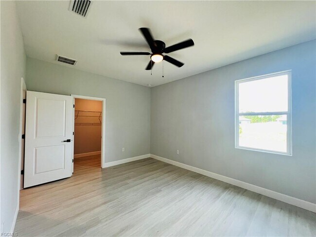 Building Photo - 2718 Helen Cir