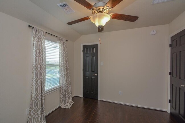 Building Photo - 6490 Calgary Woods Ln