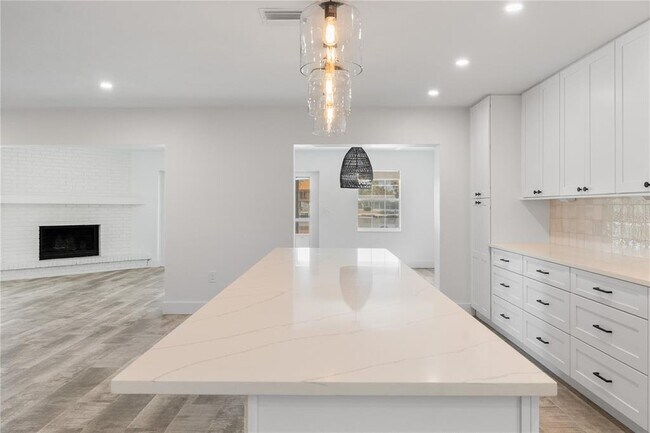 Building Photo - 4543 Carson St NE