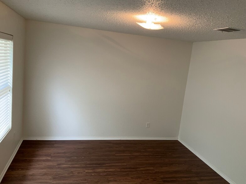 Building Photo - 8724 Hunters Creek Ct