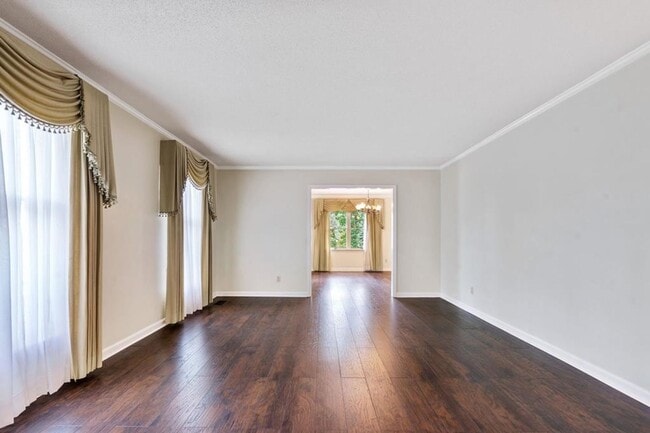 Building Photo - Beautiful 5 bedroom 3 bath house with bonu...