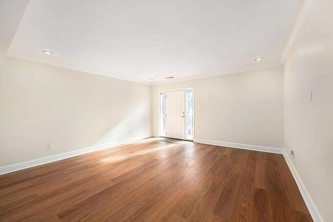 Building Photo - 524 W 10th St