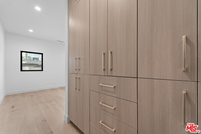 Building Photo - 162 N Almont Dr