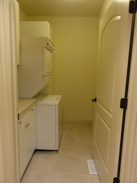 Building Photo - 8687 S Cajean Cir