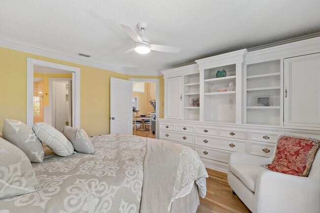 Building Photo - 470 9th Pl