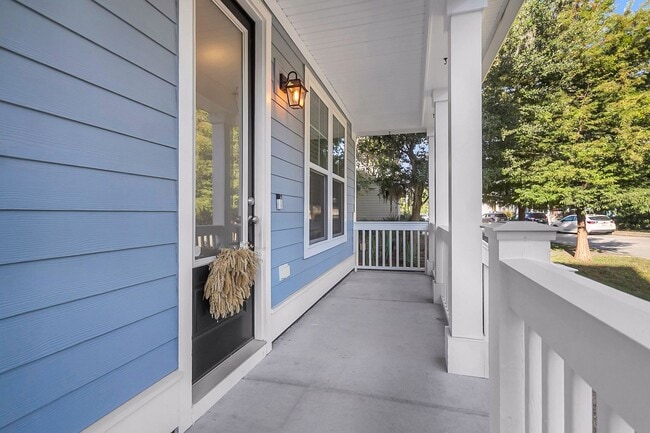 Building Photo - Stunning 3-Bed / 2.5-Bath Home in Park Cir...