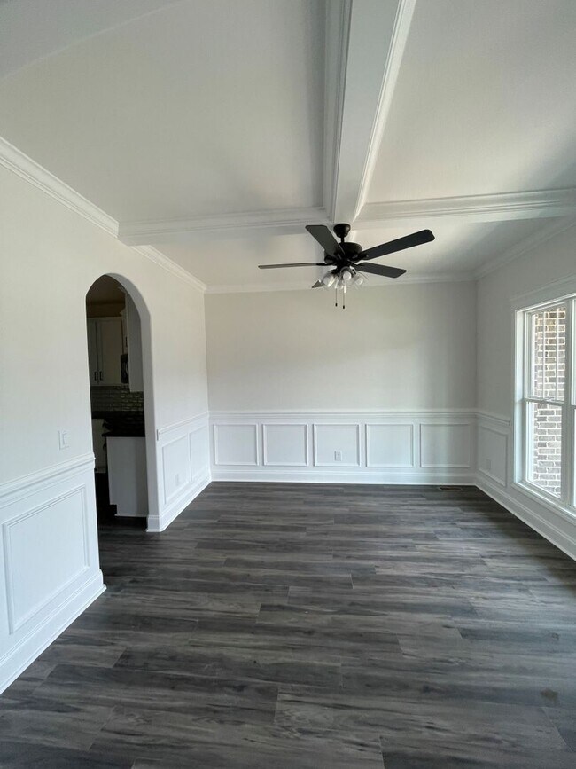 Building Photo - 6 bedroom/3 Baths + Bonus room!  Backs up ...