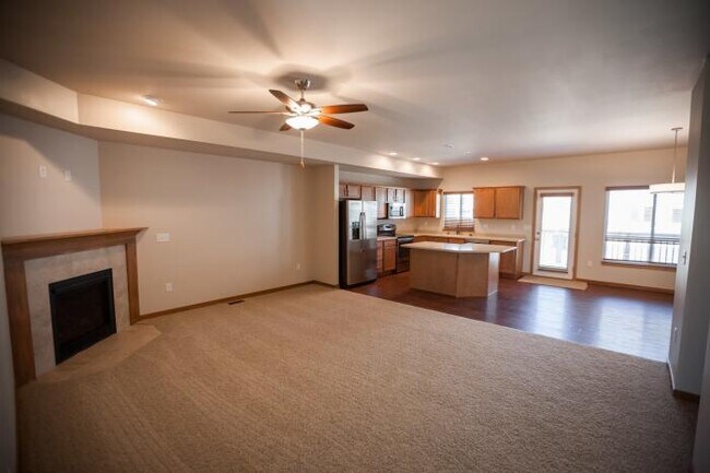 Building Photo - 3 bedroom in Iowa City IA 52246
