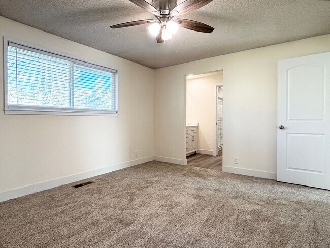 Building Photo - Beautiful Sandy Remodel Near Union Park!