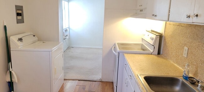 Building Photo - HOME LOCATED NEAR COLLEGE