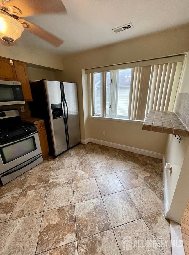 Building Photo - 410 Johnstone St