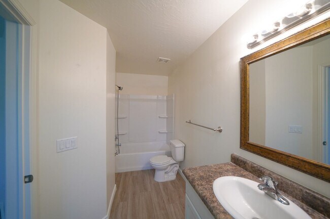 Building Photo - Remodeled 3 Bed / 2.5 Bath Townhome in Great Location