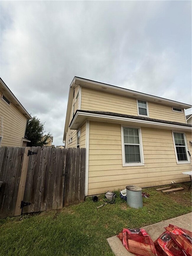 Building Photo - 2493 Horse Shoe Dr