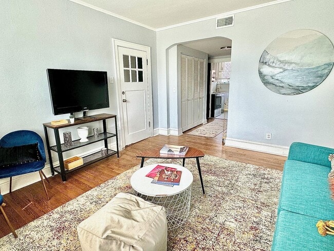 Building Photo - 4932 Lindenwood Ave