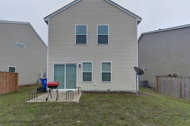 Building Photo - Modern Comfort in a Quiet Cul-de-Sac – 3 B...