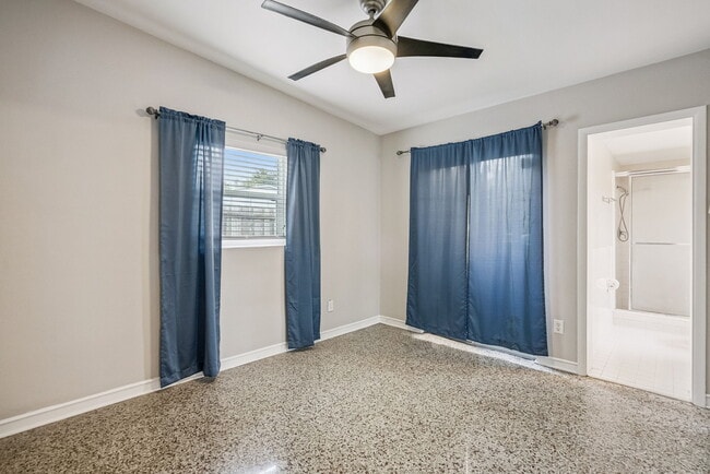 Building Photo - 3218 Carnine Dr