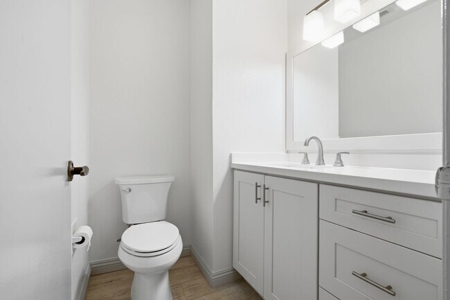 Building Photo - Prime L.A. Location Steps from Beverly Hills | 2 BR / 2.5 BA Home-Like Condo