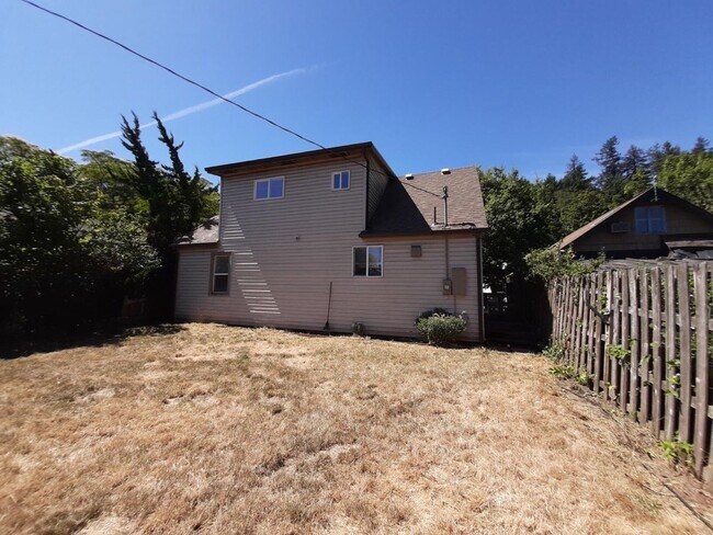 Building Photo - Spacious 5 bedroom/1.5 bath home in Spring...