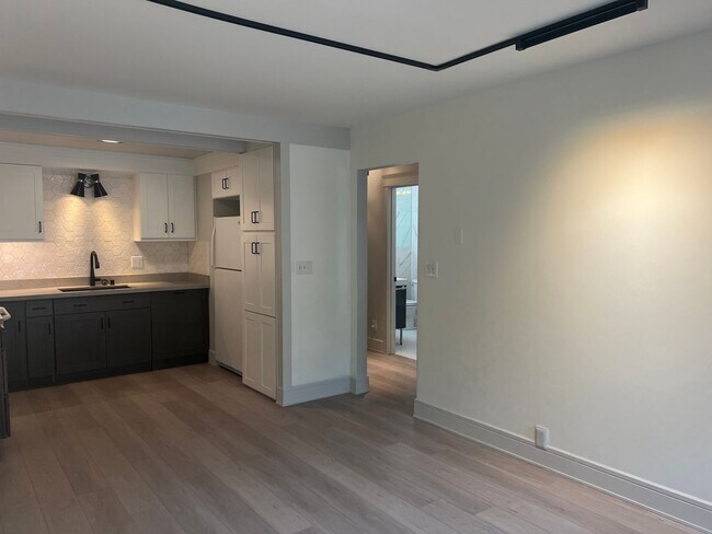 Building Photo - Newly Remodeled Condo on Capitol Hill - Close to UW