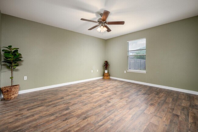 Building Photo - Updated 4BD/2BA Home Close to Airport, Tes...