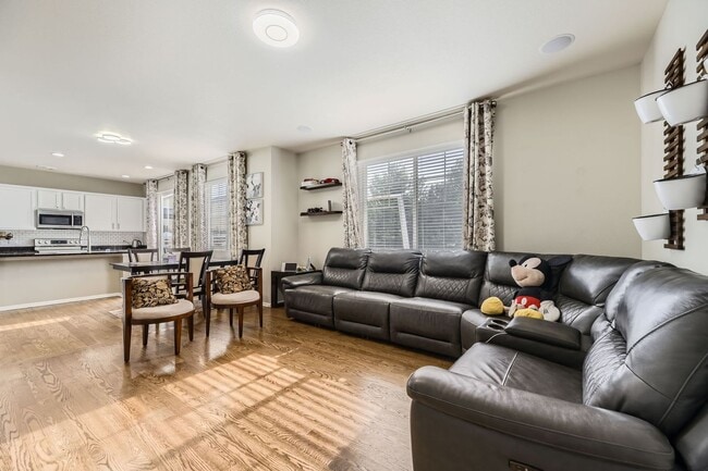 Building Photo - Beautiful 2 story 2,518 sq ft 4 bed 2.5 ba...