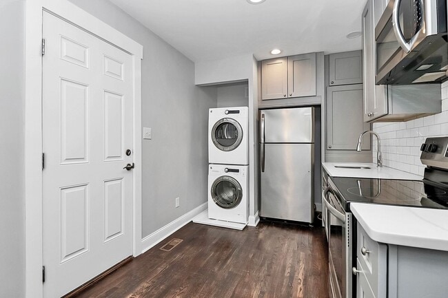 Building Photo - Rent Special on Beautifully Renovated Apartment in Wilmore!