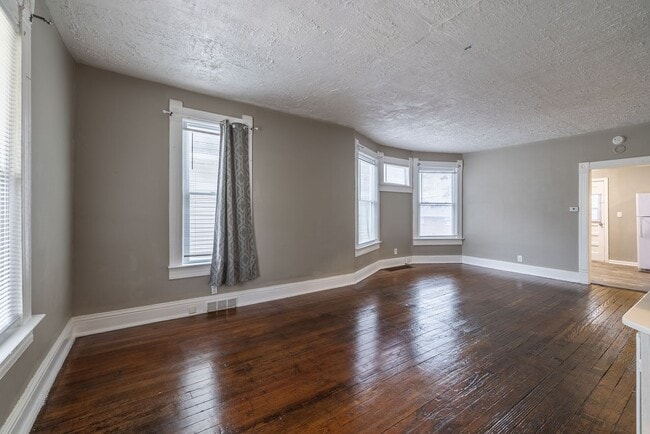 Building Photo - 3 Bedroom Midtown Home!